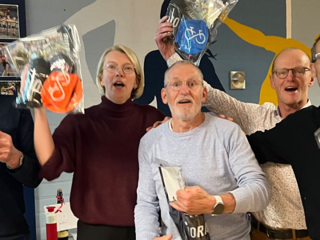 Pubquiz en onthulling nieuw tenue